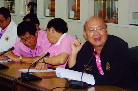 Deputy Mayor Wattana Chantanawaranon (right) expresses his opinion about the revival of Naklua Old Town (walking street).